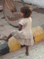 Una niña mendigando a las puertas de un templo de Bodhgaya (India) / ADLH