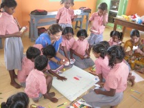 Dando clase en el Centro Educativo Akshy de Amwan (India) / ADLH